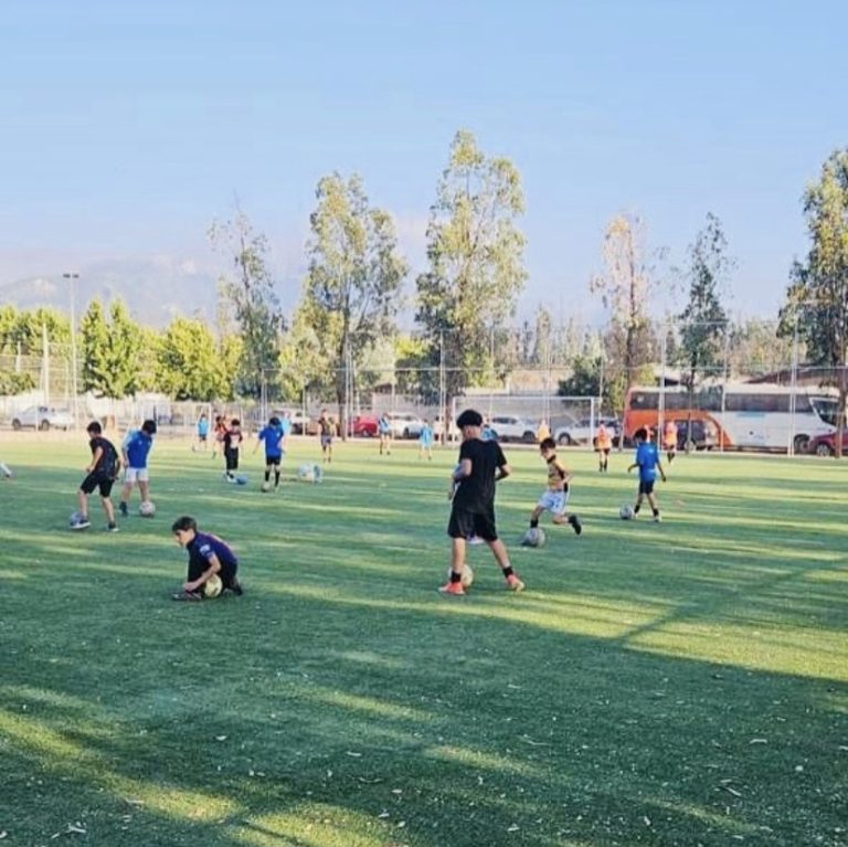 Escuelas municipales de Fútbol comenzaron sus clases en Puente Alto