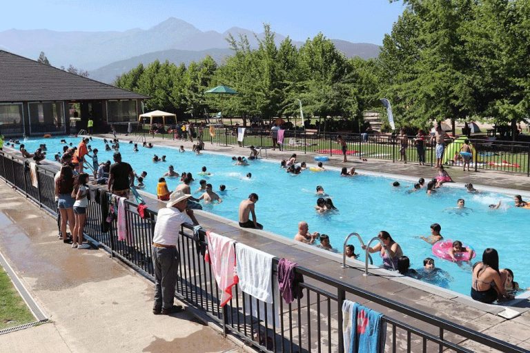 ¡Que calor! Revisa cómo solicitar entradas para la piscina municipal de Puente Alto