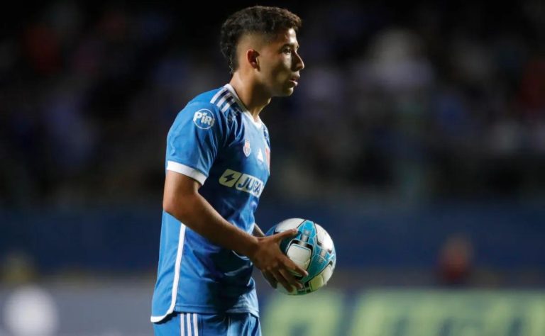 Lucas Assadi enfrenta un futuro incierto en Universidad de Chile ante la alta competencia en el mediocampo para la temporada 2025 2025-01-31T19:42:46.000Z.jpg