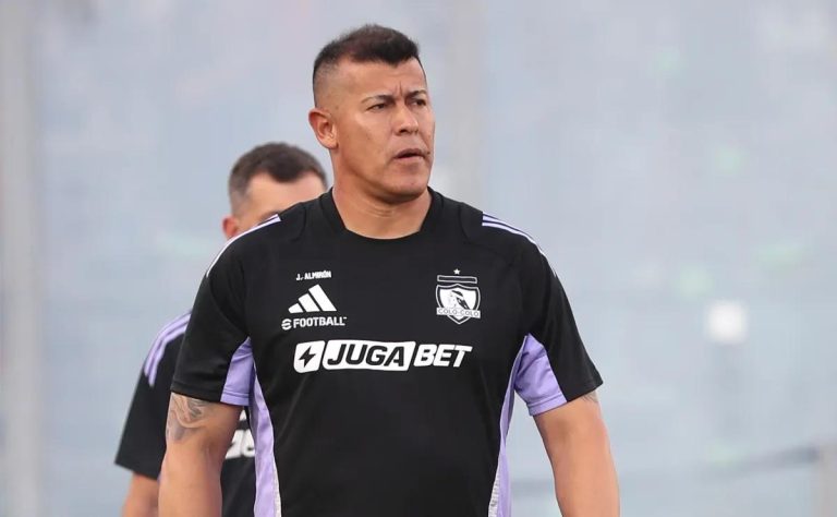 Jorge Almirón Extiende su Contrato con Colo Colo Hasta 2026: Estabilidad y Éxito Asegurados en el Estadio Monumental 2025-01-31T20:48:19.000Z.jpg