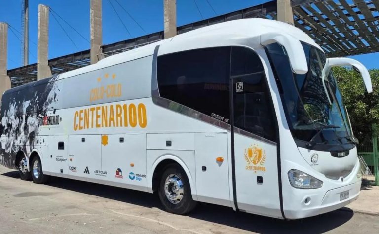 Incidente en la Gira Centenario de Colo Colo: Bus Vandalizado por Hinchas en Copiapó Durante Celebración Histórica 2025-02-01T21:34:54.000Z.jpg