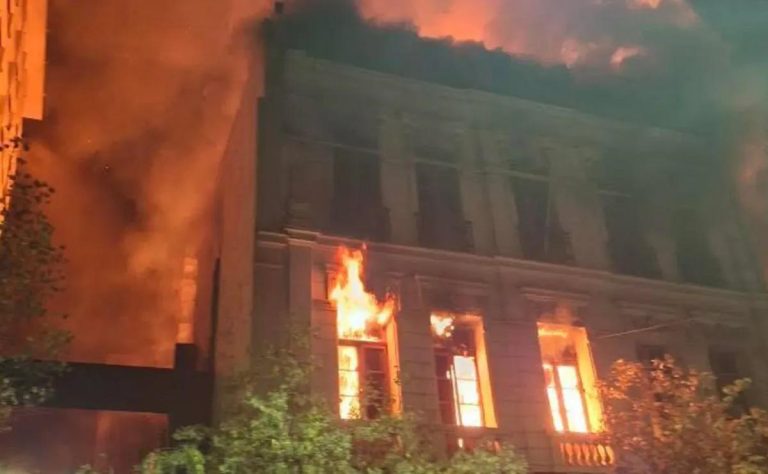 Incendio del histórico Hotel Olicar marca una pérdida sentimental para los colocolinos en el año del centenario de Colo Colo 2025-02-05T16:58:29.000Z.jpg