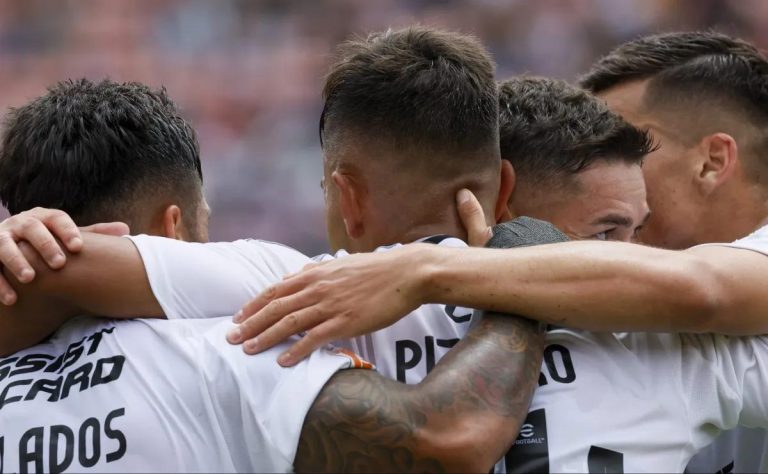 Colo Colo inicia con triunfo arrollador su defensa del título en la Liga de Primera 2025, extendiendo su racha invicta a 16 partidos 2025-02-18T17:21:35.000Z.jpg