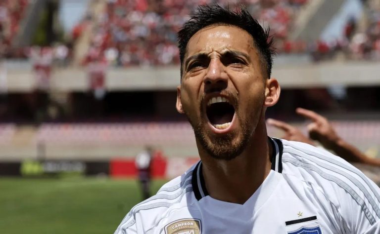 Javier Correa brilla en Colo Colo con un inicio de temporada exitoso y revela su pena personal sobre el dilema familiar con su hijo hincha de Belgrano 2025-02-20T13:45:45.000Z.jpg