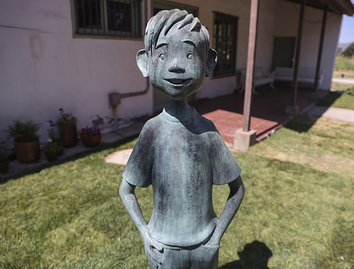 Papelucho inmortalizado: inauguran escultura en honor a Marcela Paz en Pirque