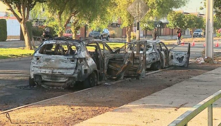 Dos autos fueron quemados en Puente Alto durante la madrugada del jueves