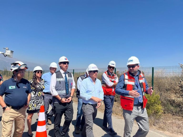 CGE y autoridades participan en faena preventiva de mantenimiento de redes de distribución eléctrica en Pirque