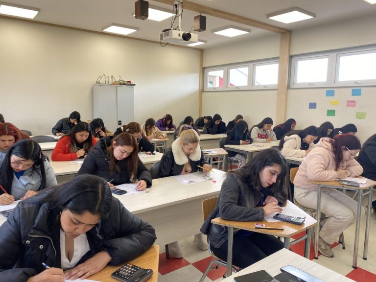 Fundación Soymás ofrece 70 becas para que madres jóvenes terminen su enseñanza media