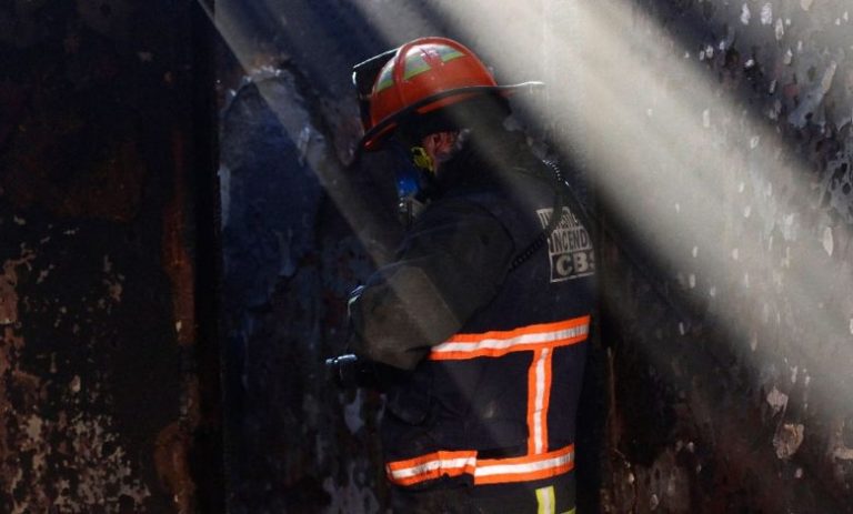 Tres casas destruidas y una afectada deja incendio en Bajos de Mena, Puente Alto