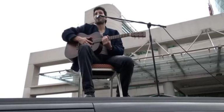 Sebastián Yatra emociona a sus fans con un improvisado mini concierto en el Festival de Viña 2025 tras un retraso inesperado 2025-02-26T21:36:57.000Z.jpg