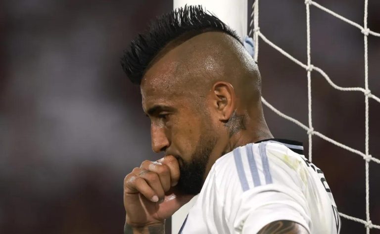 Arturo Vidal fuera del próximo partido de Colo Colo por nueva lesión muscular: Almirón ajusta estrategia ante Huachipato en la Liga de Primera 2025 2025-02-28T19:09:27.000Z.jpg