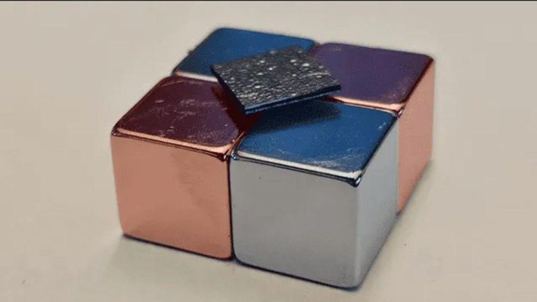 Avance en física de materiales: Científicos de Okinawa desarrollan grafito diamagnético que levita sin energía revolucionando la tecnología 2025-03-11T18:00:04.000Z.jpg