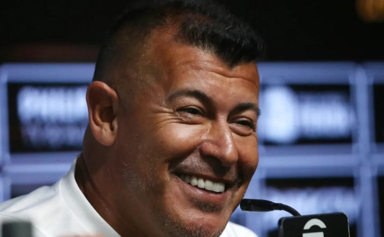 Jorge Almirón revela su elección: Diego Maradona es el mejor futbolista de la historia, superando a Messi y Ronaldo 2025-03-20T01:49:51.000Z.jpg