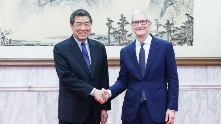 Tim Cook refuerza la estrategia de Apple en China: Innovación y colaboraciones clave ante desafíos del mercado chino en 2024 2025-03-27T00:45:12.000Z.jpg