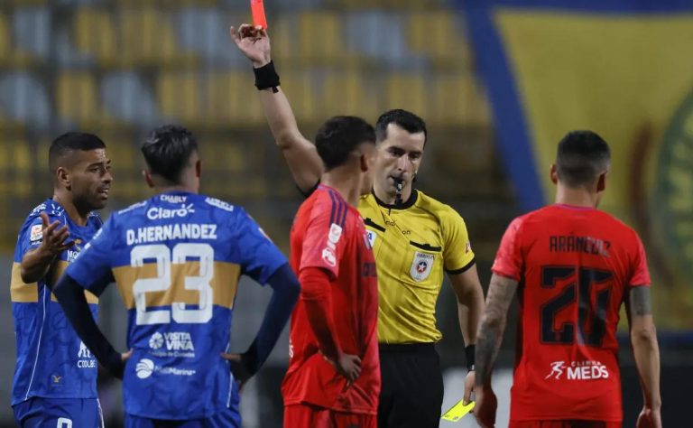 Controversia en Universidad de Chile: Exigen sanción a árbitro tras errónea expulsión de Altamirano en partido contra Everton 2025-03-29T19:52:53.000Z.jpg