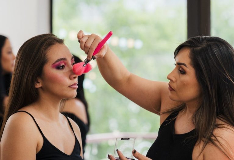 Sabrina Farías, la vecina de Puente Alto que lleva su pasión por el maquillaje al corazón de las personas