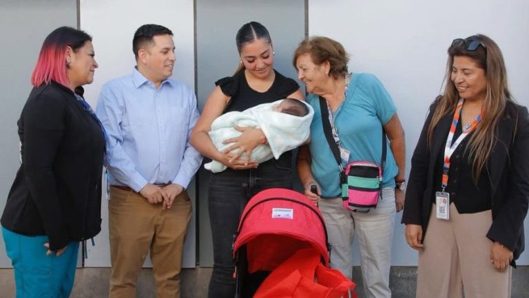 Bonita iniciativa: Alcalde Matías Toledo participó en entregas de coches y ajuares a madres puentealtinas