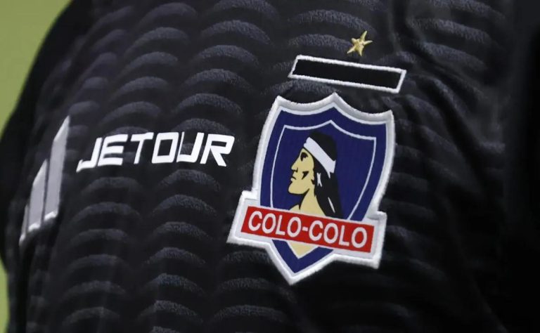 Colo Colo lanza innovadora línea de ropa urbana en su centenario y sorprende a sus hinchas con chaqueta estilo bomber del Capitán Pavez 2025-04-06T19:57:09.000Z.jpg