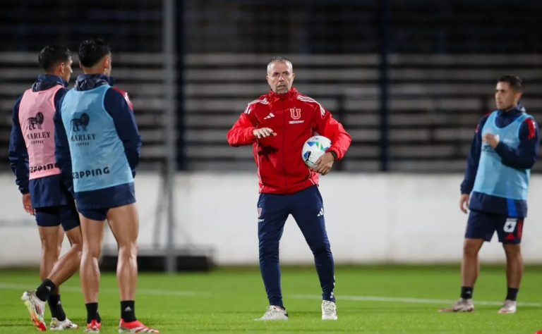 Gustavo Álvarez, el entrenador sereno de Universidad de Chile, enfrenta polémicas en Argentina y mantiene su enfoque disciplinado antes del Superclásico 2025-04-08T13:46:39.000Z.jpg