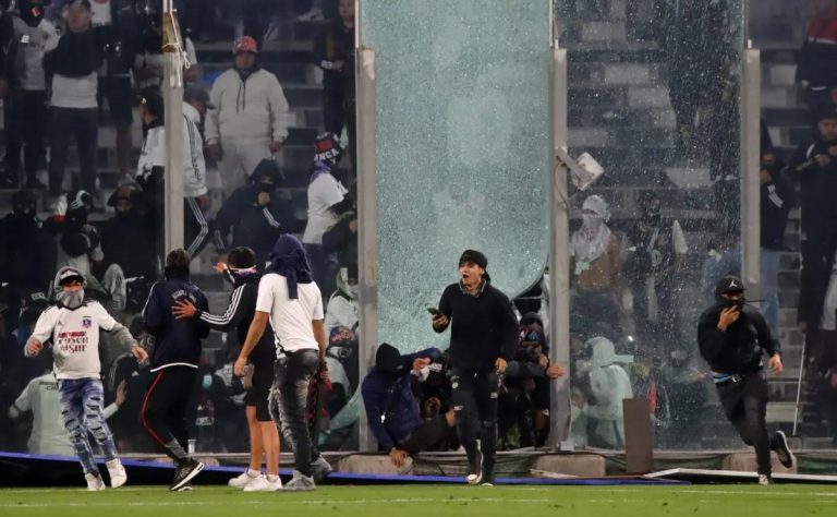 Tragedia en el Monumental: Colo Colo en duelo tras la pérdida de dos hinchas y suspensión del partido contra Fortaleza 2025-04-11T02:26:18.000Z.jpg