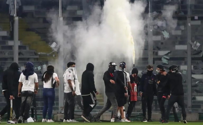 Colo Colo en Riesgo de Castigo Histórico por Trágico Incidente en el Estadio Monumental: Conmebol Evalúa Sanciones Severas 2025-04-13T22:49:10.000Z.jpg