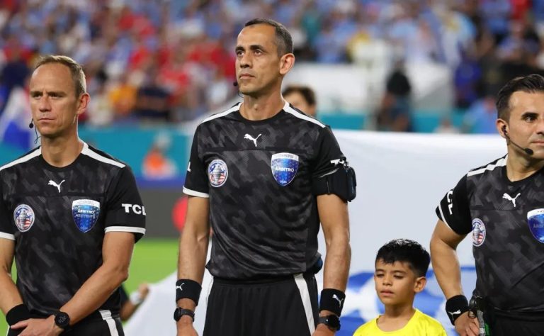 Juan Benítez Arbitra Crucial Colo Colo vs Racing en Copa Libertadores 2025: Un Desafío sin Aficionados en el Monumental 2025-04-16T19:52:34.000Z.jpg
