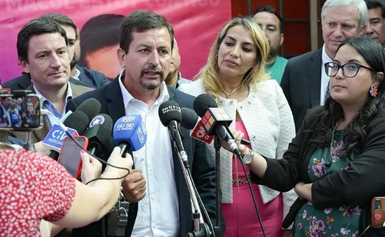 Promesas de Eduardo Espinoza a la barra de Colo Colo y la suspensión del Superclásico generan polémica en el fútbol chileno 2025-04-16T20:42:06.000Z.jpg