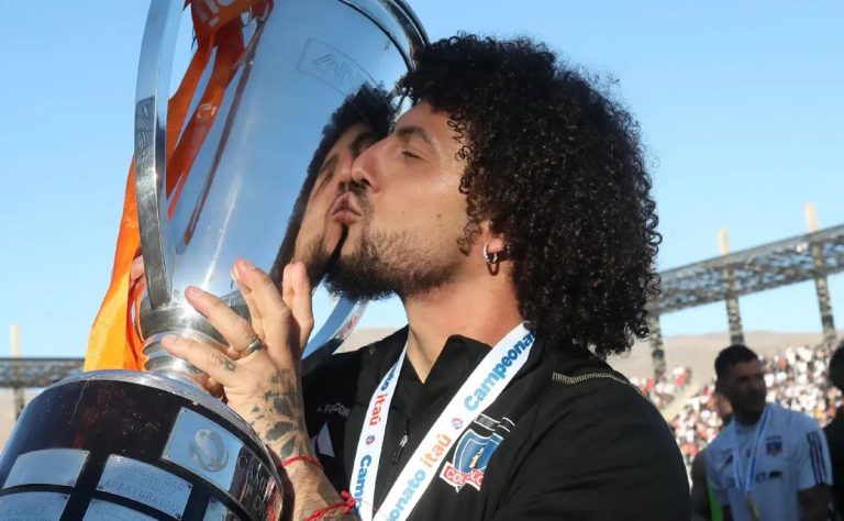 Maximiliano Falcón emociona a los hinchas de Colo Colo con un conmovedor saludo en el centenario del club chileno. 2025-04-19T20:30:10.000Z.jpg