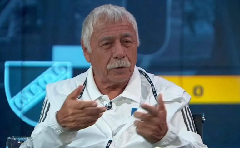 Confesión de Carlos Caszely en el Centenario de Colo Colo: El Ícono ‘Albo’ Revela su Verdadero Primer Amor Futbolístico 2025-04-19T21:54:23.000Z.jpg