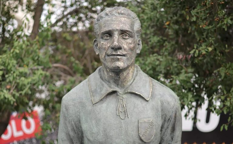 Colo Colo celebra su centenario con la inauguración de una estatua en honor a su fundador David Arellano en el Estadio Monumental 2025-04-19T22:28:30.000Z.jpg