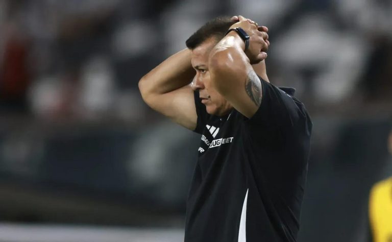 Colo Colo enfrenta a Racing Club en un crucial encuentro de la Copa Libertadores con la posible baja de su portero Brayan Cortés 2025-04-20T21:54:26.000Z.jpg