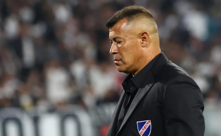 Jorge Almirón Impactado por la Tragedia en Colo Colo: Dos Jóvenes Hinchas Fallecen y el Equipo Enfrenta a Racing en la Copa Libertadores 2025 2025-04-21T20:29:33.000Z.jpg