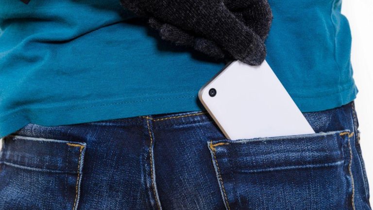 Cómo actuar rápidamente ante el robo de smartphones: Desvincula cuentas, bloquea la SIM y denuncia en España según la Policía Nacional 2025-04-21T21:59:49.000Z.jpg