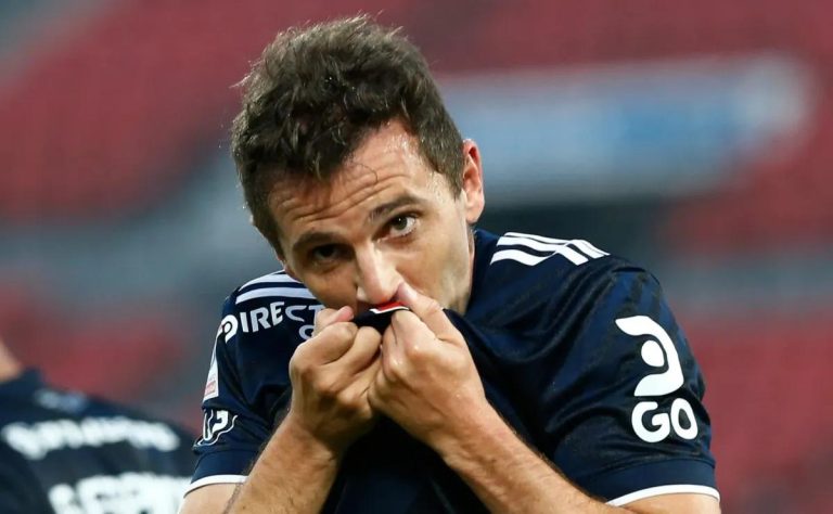 Walter Montillo se Despide del Fútbol: Emotivo Homenaje en el Estadio Nacional Atrapa a Hinchas de Universidad de Chile 2025-04-23T17:26:24.000Z.jpg