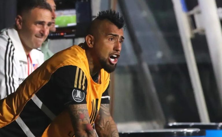 Arturo Vidal en el Centro de la Polémica: Controversias y Críticas en Colo Colo Tras Empate con Racing Club 2025-04-24T19:47:52.000Z.jpg