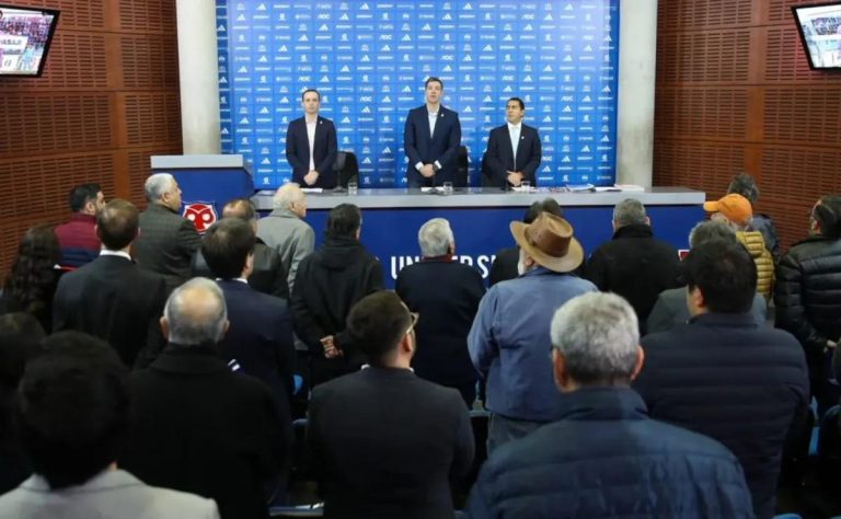 Michael Clark Ratificado como Presidente de Universidad de Chile: Cambios Clave en el Directorio y Nuevos Retos para el Club 2025-04-30T20:45:56.000Z.jpg