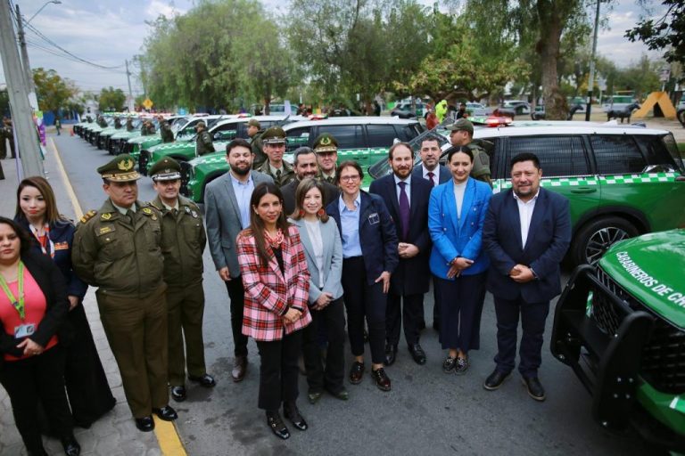 Autoridades hacen entrega de vehículos a Carabineros: Puente Alto entre las comunas beneficiadas