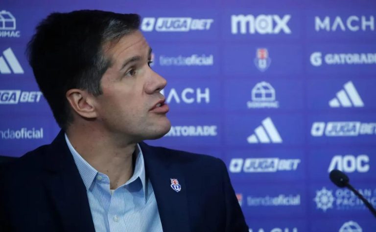 Controversia en Azul Azul: Nuevo Directorio de Universidad de Chile Cuestiona el Salario Millonario del Presidente Michael Clark 2025-04-30T20:54:56.000Z.jpg