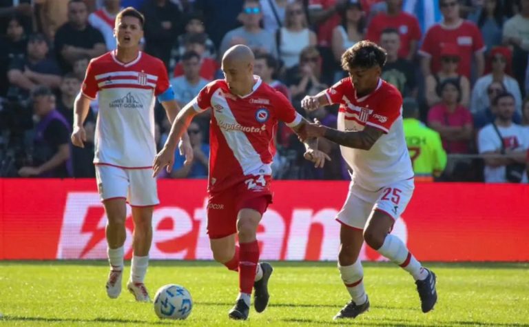 Universidad de Chile lista para el próximo desafío en Copa Libertadores tras la sorprendente derrota de Estudiantes de La Plata 2025-05-02T21:41:31.000Z.jpg