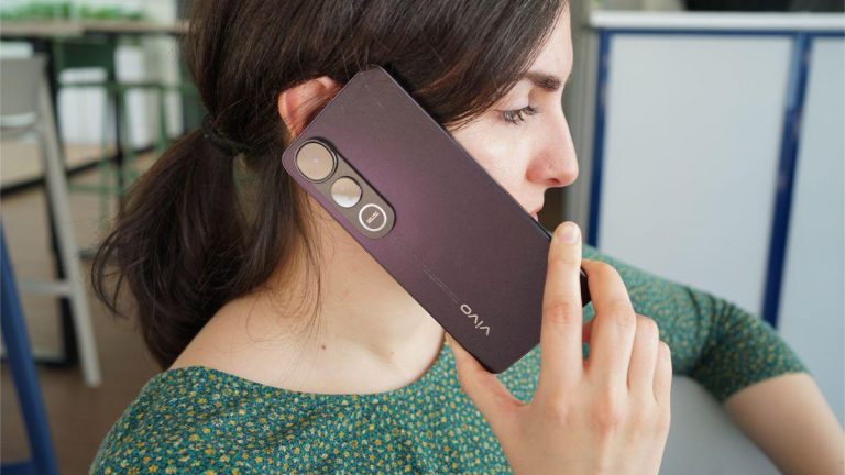 Lanzamiento del Vivo V50 Lite 5G: Smartphone de gama media con cargador de 90W y auriculares TWS incluidos por 329 euros, ofrece potente batería y pantalla AMOLED de 120Hz 2025-05-03T05:15:07.000Z.jpg