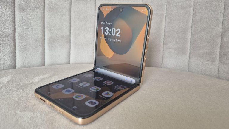 Motorola Razr 60 Ultra redefine los móviles plegables con diseño innovador, potente rendimiento y cámaras excepcionales en el competitivo mercado tipo concha. 2025-05-12T05:15:02.000Z.jpg