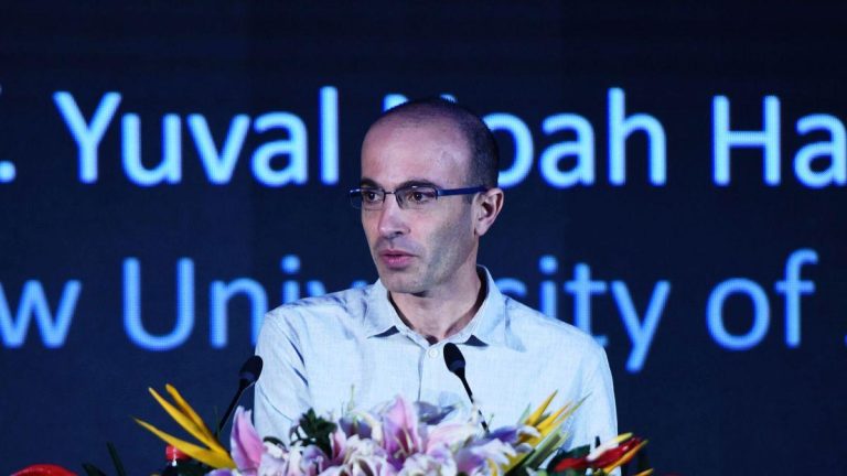 Yuval Noah Harari advierte sobre el poder de la inteligencia artificial: ¿somos “animales hackeables” en la era digital? 2025-05-14T19:35:16.000Z.jpg