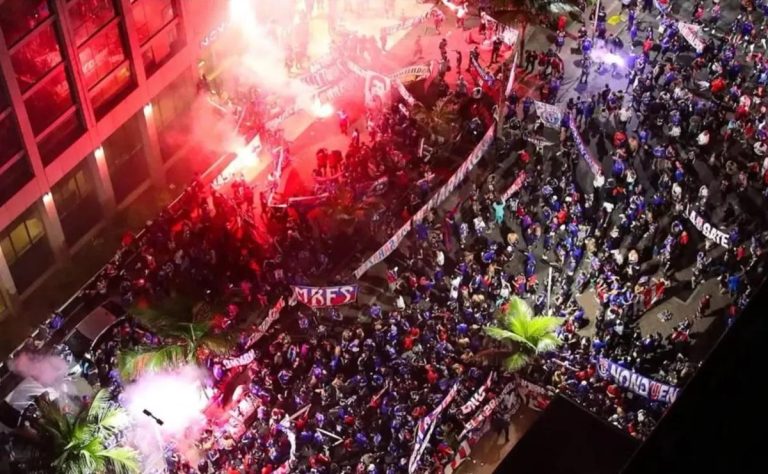 Universidad de Chile y su Hinchada Azul Deslumbran Río de Janeiro con una Fiesta Inolvidable en la Copa Libertadores 2025-05-27T11:34:40.000Z.jpg