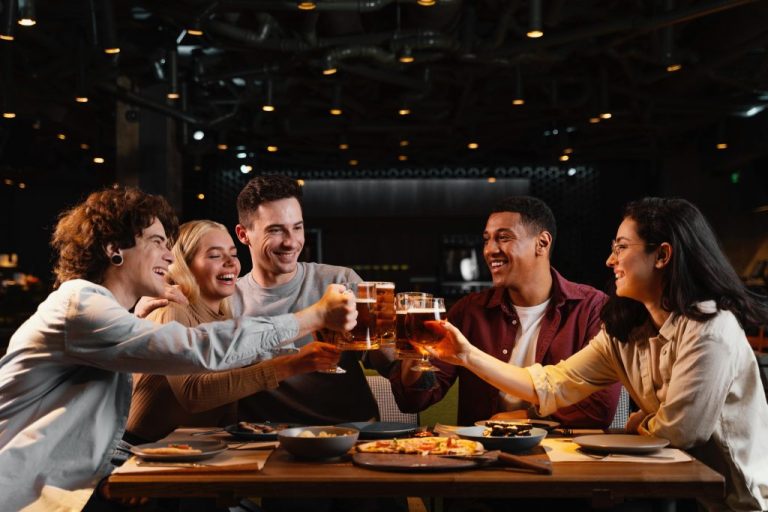 Los mejores restobares de Puente Alto: Dónde comer, brindar y disfrutar la noche sin salir de la comuna