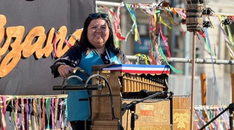 “Que la gente valore más la tradición”: Tania Oyarzo, la organillera que mantiene viva una herencia cultural en Puente Alto