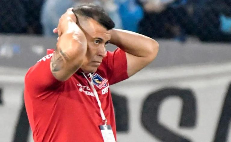 Jorge Almirón y la Tensa Situación en Colo Colo: Éxitos en el Campo Atados a Dudas Fuera de Él 2025-06-03T12:49:30.000Z.jpg