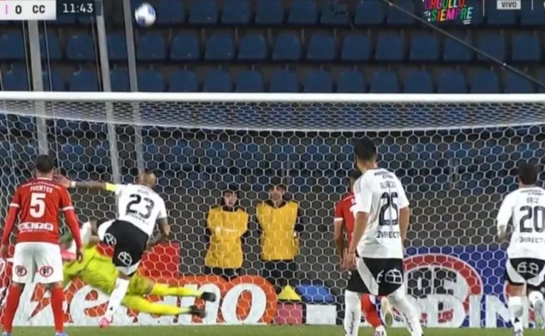 Arturo Vidal falla penal clave en empate de Colo Colo ante Deportes Iquique en la Liga de Primera 2025-06-13T00:33:36.000Z.jpg