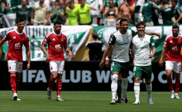 Bandera de Colo Colo brilla en el Mundial de Clubes: Orgullo chileno destaca en la victoria de Palmeiras sobre Al Ahly 2025-06-19T19:54:27.000Z.jpg