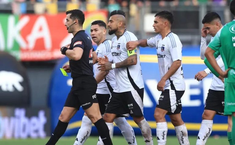 Colo Colo sufre derrota 2-1 ante Audax Italiano; Arturo Vidal explota contra el árbitro y pide justicia en la Liga de Primera 2025-06-22T22:14:38.000Z.jpg