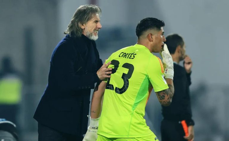 Ricardo Gareca quiere a Claudio Aquino de Colo Colo para su regreso a Vélez Sarsfield: Un interés que persiste en el fútbol argentino 2025-06-23T16:54:21.000Z.jpg